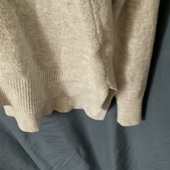 Banana Republic- Grayish/Whitish V-neck High/Low sweater- oversized- S - Picture 6 of 16